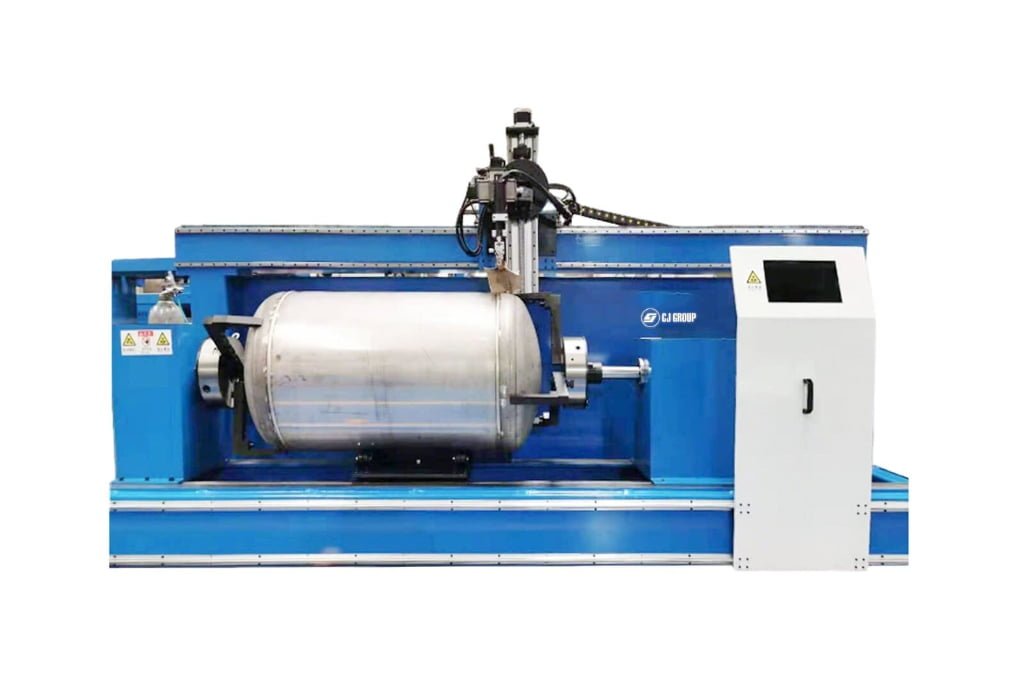 The CJC series dual-torch circumferential welder, a fully customized platform, simultaneously welding both ends of a stainless steel tank to maximize production efficiency and ensure perfect seam quality.
